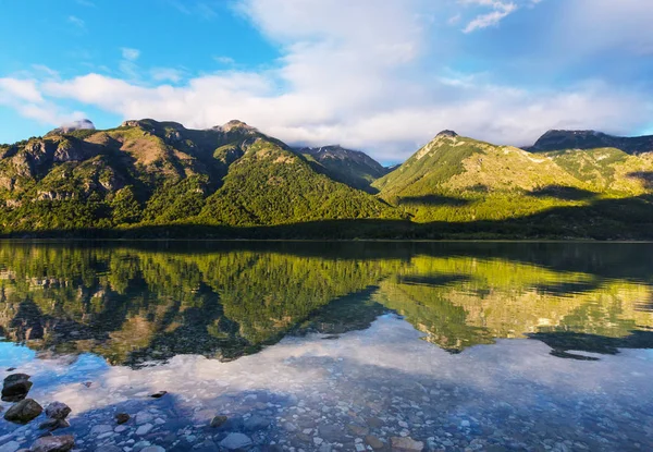 Lago Montanhas na Patagônia — Fotografia de Stock