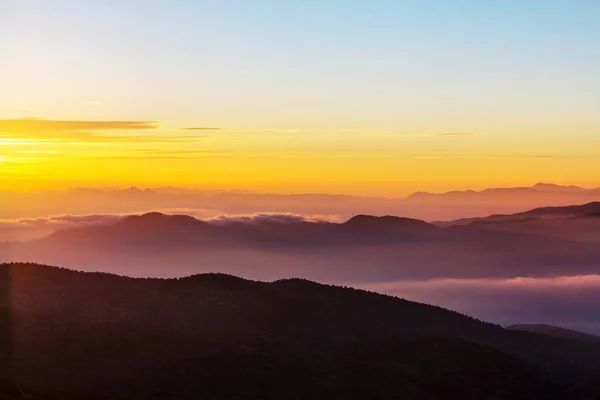 Coucher de soleil panoramique dans les montagnes — Photo