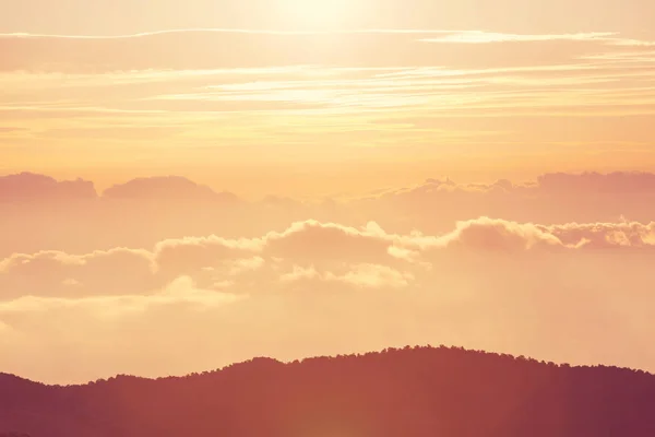 아름 다운 산 실루엣 — 스톡 사진