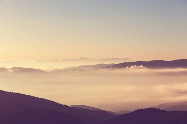 Prachtige bergen-silhouet — Stockfoto