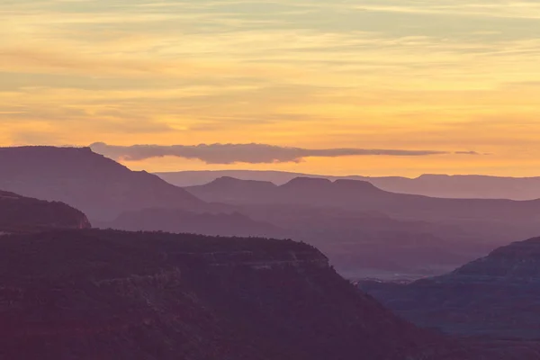 Schöne Silhouette der Berge — Stockfoto