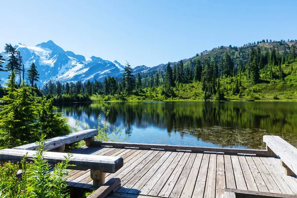 Malownicze jezioro obraz z mount Shuksan — Zdjęcie stockowe