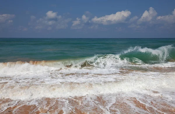 คลื่นสีฟ้าบนชายหาด — ภาพถ่ายสต็อก