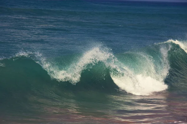 Блакитна хвиля на пляжі — стокове фото
