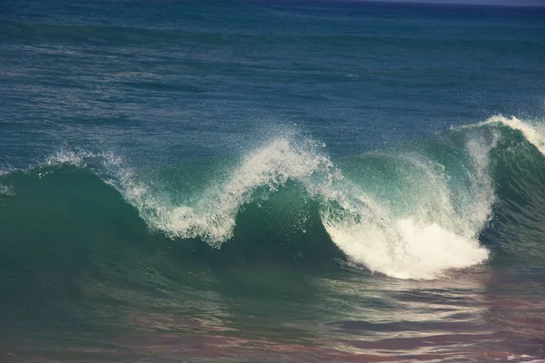 Vague bleue sur la plage — Photo