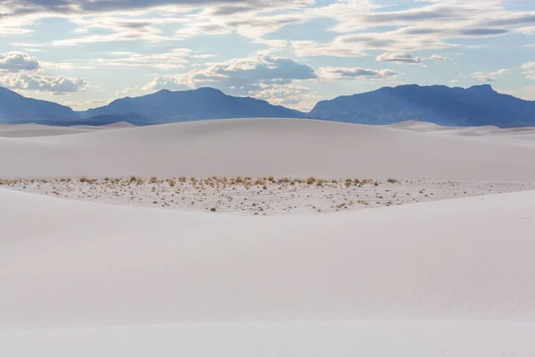Szokatlan fehér homok dűnék — Stock Fotó
