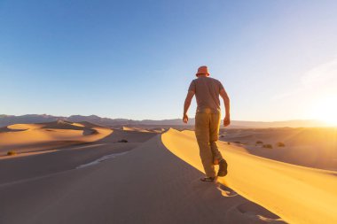 uzun yürüyüşe çıkan kimse Kum Çölü'nde