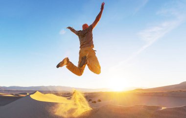 uzun yürüyüşe çıkan kimse Kum Çölü'nde