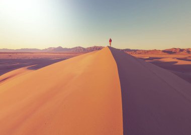 uzun yürüyüşe çıkan kimse Kum Çölü'nde