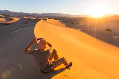 uzun yürüyüşe çıkan kimse Kum Çölü'nde