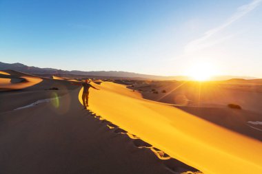 uzun yürüyüşe çıkan kimse Kum Çölü'nde