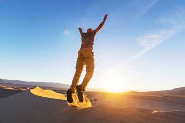 uzun yürüyüşe çıkan kimse Kum Çölü'nde