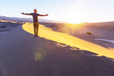 uzun yürüyüşe çıkan kimse Kum Çölü'nde