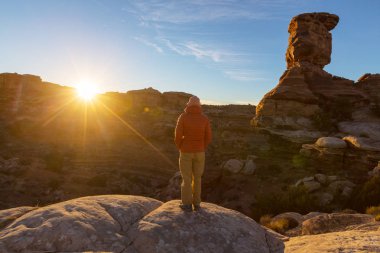 adam Utah dağlarda yürüyüş