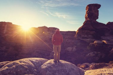 adam Utah dağlarda yürüyüş
