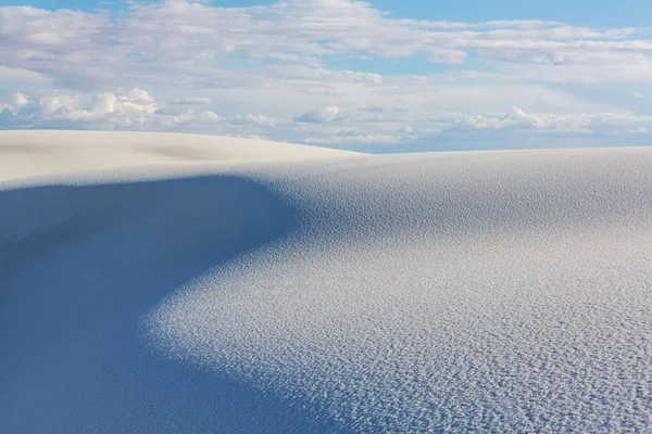 Sıra dışı beyaz kum tepeleri — Stok fotoğraf