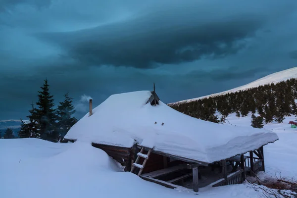 山の中の木造小屋 — ストック写真