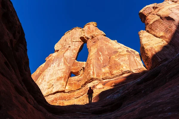 Człowiek w Canyonlands National Park — Zdjęcie stockowe