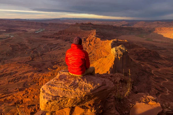 Adam Canyonlands Milli Parkı'nda — Stok fotoğraf