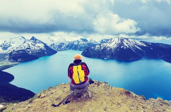 Caminata a aguas turquesas del pintoresco lago Garibaldi —  Fotos de Stock