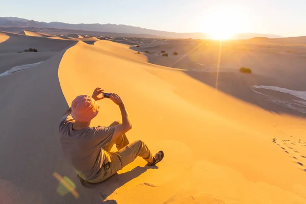 Randonneur dans le désert de sable — Photo