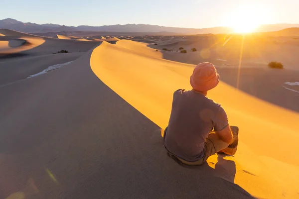 Escursionista nel deserto di sabbia — Foto Stock