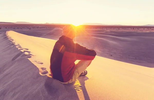 Hiker in sand desert — Stock Photo, Image