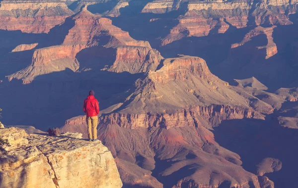 L'uomo in escursione nel Grand Canyon — Foto Stock