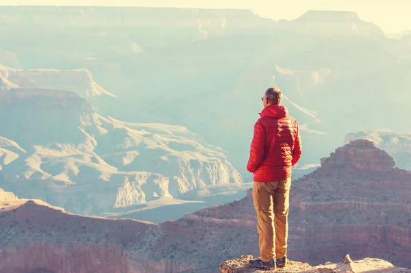 Mann bei Wanderung in Grand Canyon — Stockfoto