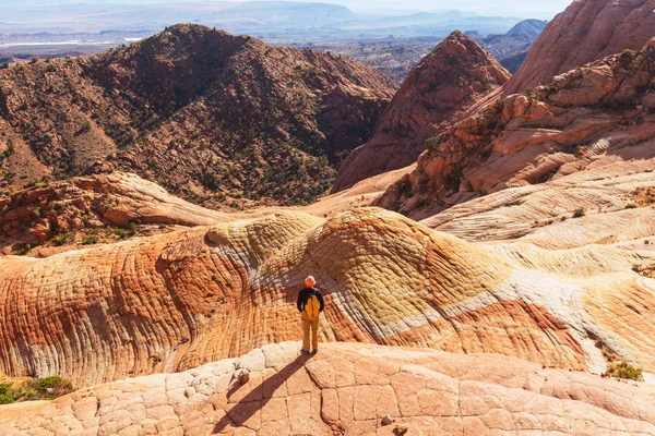 Homem Caminhada nas montanhas do Utah — Fotografia de Stock