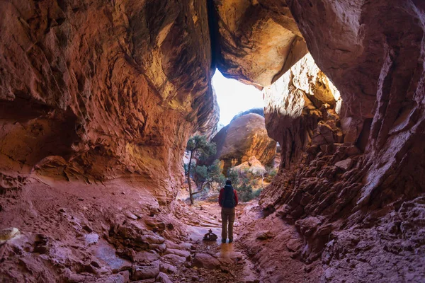 Uomo Escursione nelle montagne dello Utah — Foto Stock