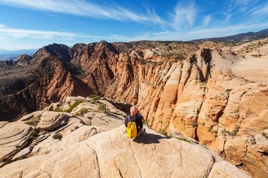 adam Utah dağlarda yürüyüş