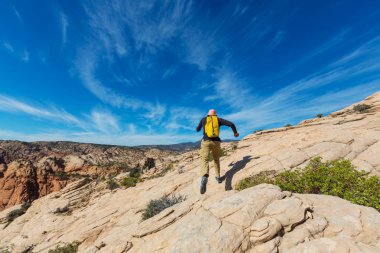 adam Utah dağlarda yürüyüş