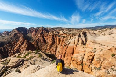 adam Utah dağlarda yürüyüş