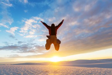 Adam Kum Çölü'nde atlama