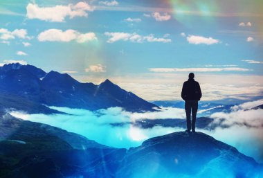 Uçurumdaki adam uzun yürüyüşe çıkan kimse