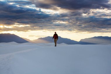 adam beyaz Çölü'nde