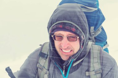 Uzun yürüyüşe çıkan kimse kış dağlarda