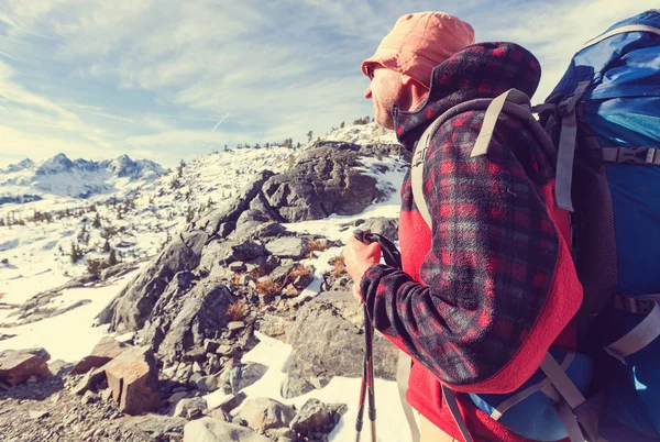 산에서 하이킹 남자 — 스톡 사진