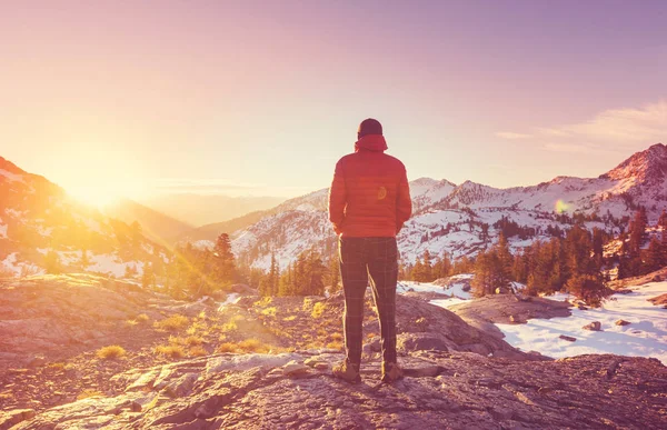 Hiking man in the mountains — Stock Photo, Image