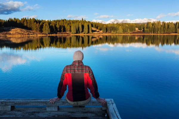 Mannen hiker på sjön — Stockfoto