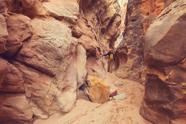 Uomo Slot canyon in Grande Scala Escalante Parco nazionale — Foto Stock