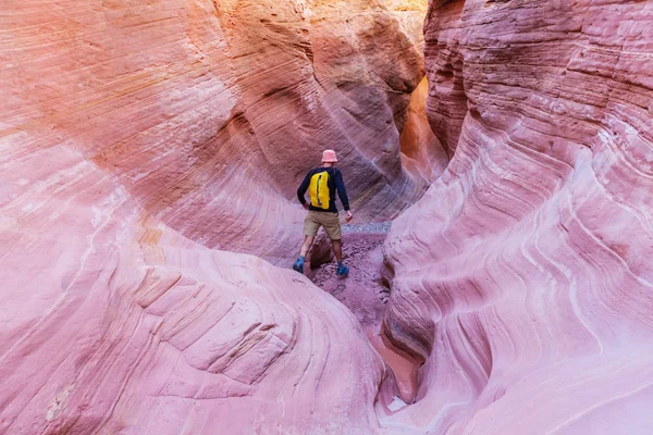 Homme Canyon à fente dans le Grand Escalier Escalante Parc national — Photo