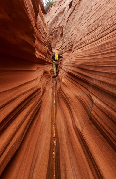 Man Slot canyon i nationalparken Grand Staircase Escalante — Stockfoto