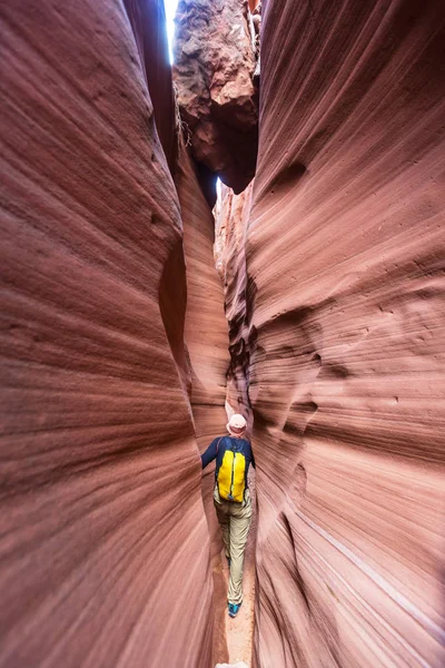 Mann schlitzt Schlucht in Grand Treppe escalante Nationalpark — Stockfoto