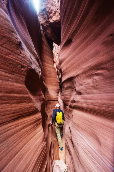 Hombre Ranura cañón en Gran Escalera Escalante Parque Nacional — Foto de Stock