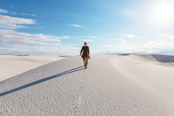 Mann am Nationaldenkmal aus weißem Sand — Stockfoto