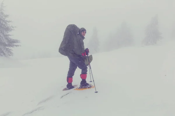 Escursionista nelle montagne invernali — Foto Stock