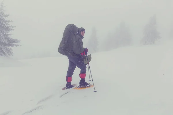 Senderista en las montañas de invierno — Foto de Stock