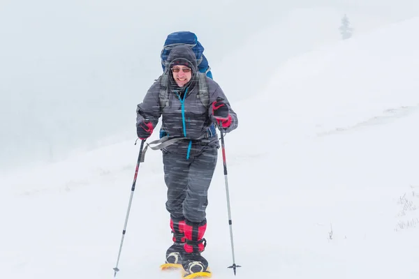 Escursionista nelle montagne invernali — Foto Stock